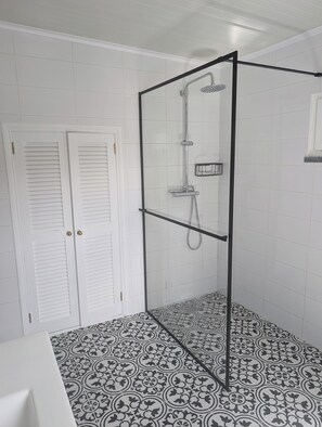 Shower, hair dryer, towels, toilet paper
