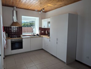 Fridge, microwave, oven, stovetop - St. John's House (São João)