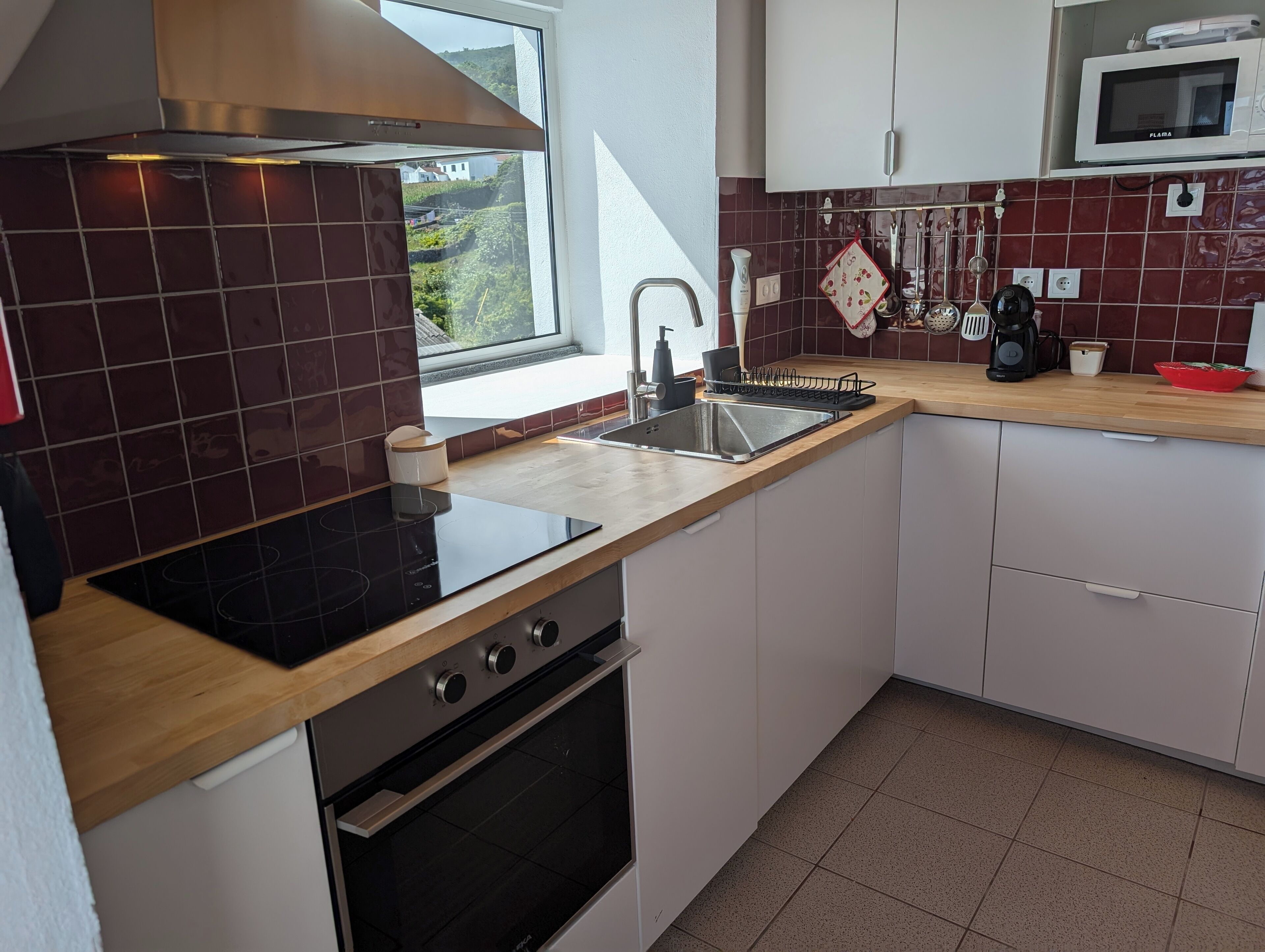 Refrigerador, microondas, horno y parrilla de estufa 