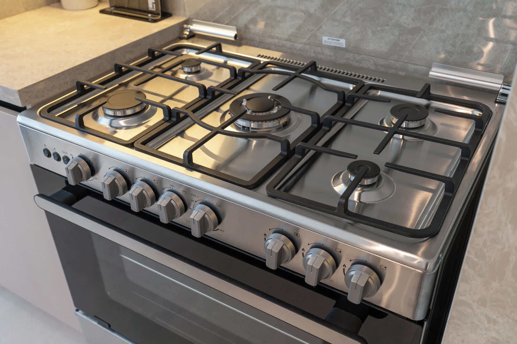 Geladeira, micro-ondas, cooktop, torradeira