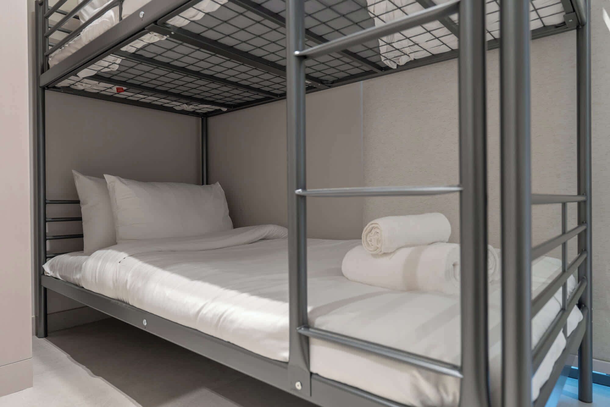 4 quartos, escrivaninha, ferros/tábuas de passar roupa, Wi-Fi