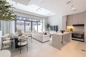 Interior - Free housekeeping visits during your stay - StayShort - Classy 4-Bedroom Villa With Spacious Balcony in Nad Al Sheba (Dubai)