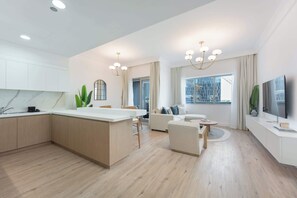 TV - StayShort - Chic 2-Bedroom City Center Apartment in Vibrant Downtown Area (دبي)