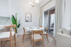 Dining - StayShort - Chic 2-Bedroom City Center Apartment in Vibrant Downtown Area (دبي)