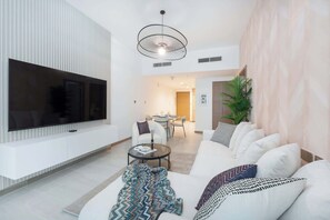 TV - StayShort - Elegant 1BR in Business Bay Sleeps 4 Near Downtown (Dubai)