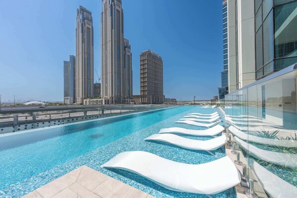 Pool - StayShort - Elegant 1BR in Business Bay Sleeps 4 Near Downtown (Dubai)