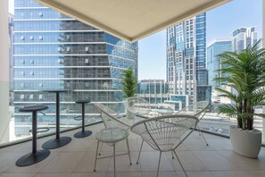 Outdoor dining - StayShort - Elegant 1BR in Business Bay Sleeps 4 Near Downtown (Dubai)