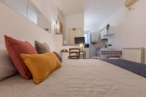 1 quarto, ferros/tábuas de passar roupa, roupa de cama