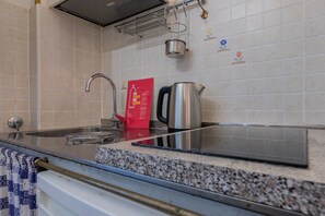 Geladeira, micro-ondas, cooktop, cafeteira/chaleira