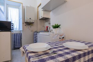 Kühlschrank, Mikrowelle, Wasserkocher mit Kaffee-/Teezubehör