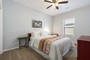 3 bedrooms, iron/ironing board, travel crib, WiFi - StoneBridge Escape – Sleeps 8! (Branson West)