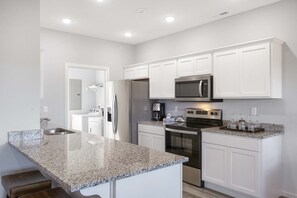 Fridge, microwave, oven, stovetop - StoneBridge Escape – Sleeps 8! (Branson West)