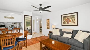 Condo, 1 Bedroom | Living area