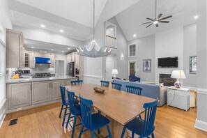 House, 5 Bedrooms | Dining