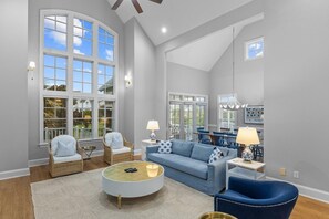 House, 5 Bedrooms | Living area | Smart TV