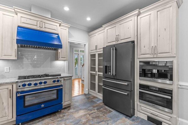 House, 5 Bedrooms | Private kitchen | Fridge, oven, coffee/tea maker, toaster