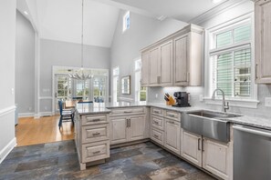 House, 5 Bedrooms | Private kitchen | Fridge, oven, coffee/tea maker, toaster