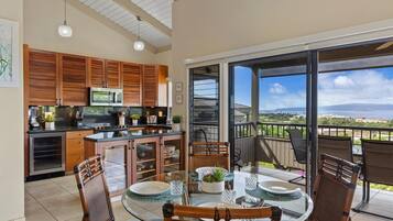 Condo, 2 Bedrooms | Dining