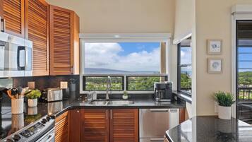 Condo, 2 Bedrooms | Private kitchen