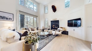Maison mitoyenne, 4 chambres | Coin séjour | TV connectée