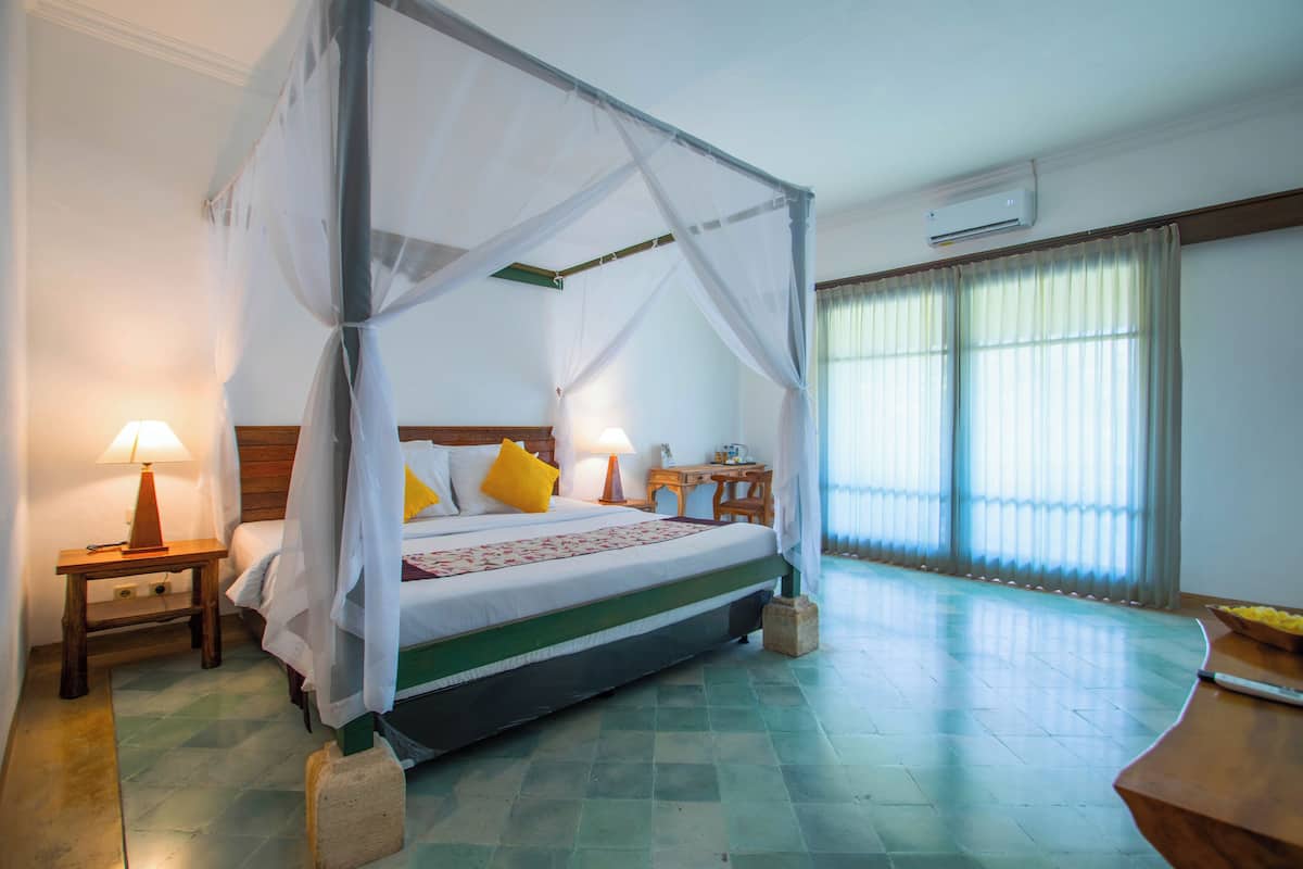 Desk, free WiFi, bed sheets