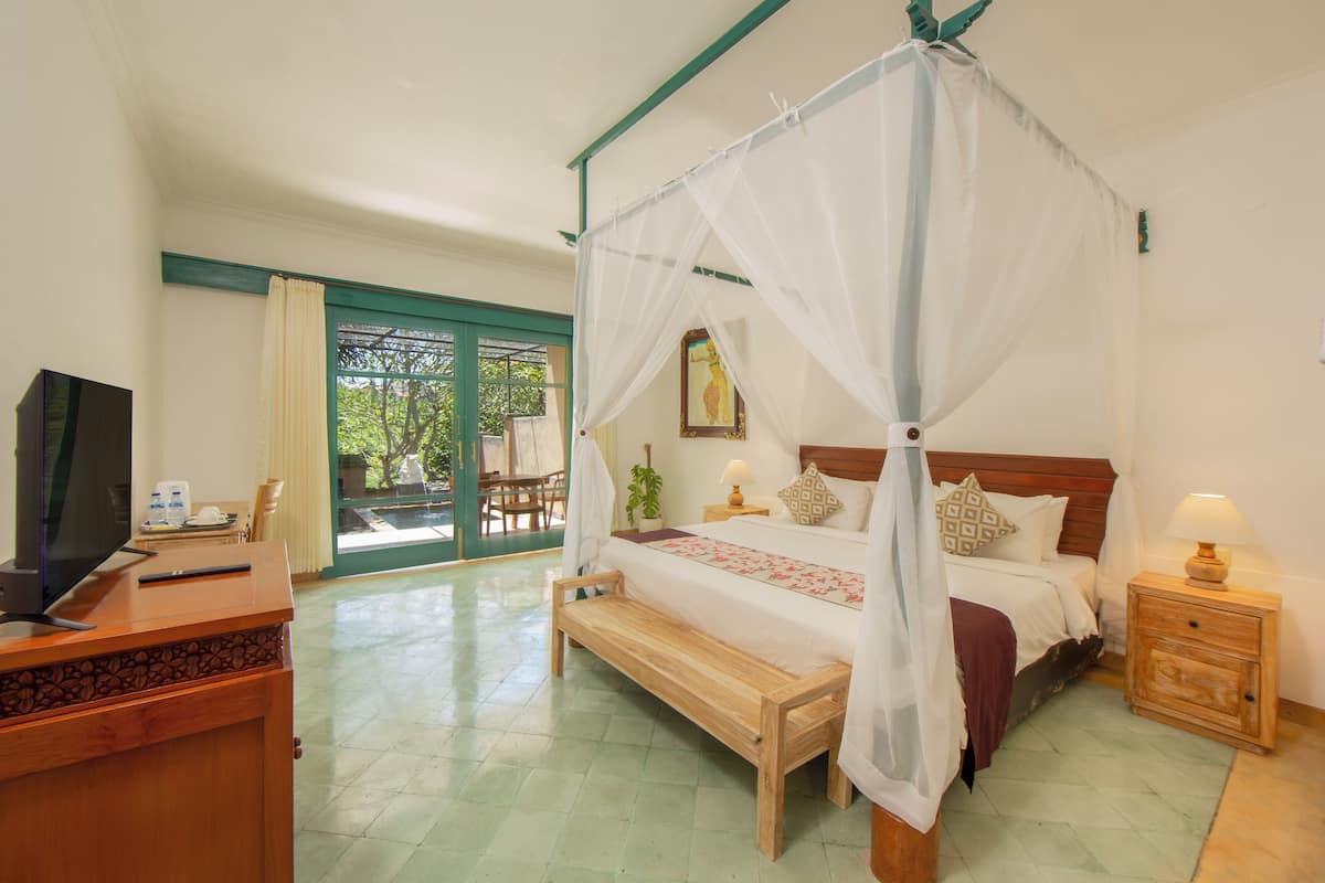 Desk, free WiFi, bed sheets