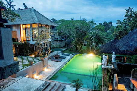 Piscine extérieure. Alam Puri Art Museum and Villas
