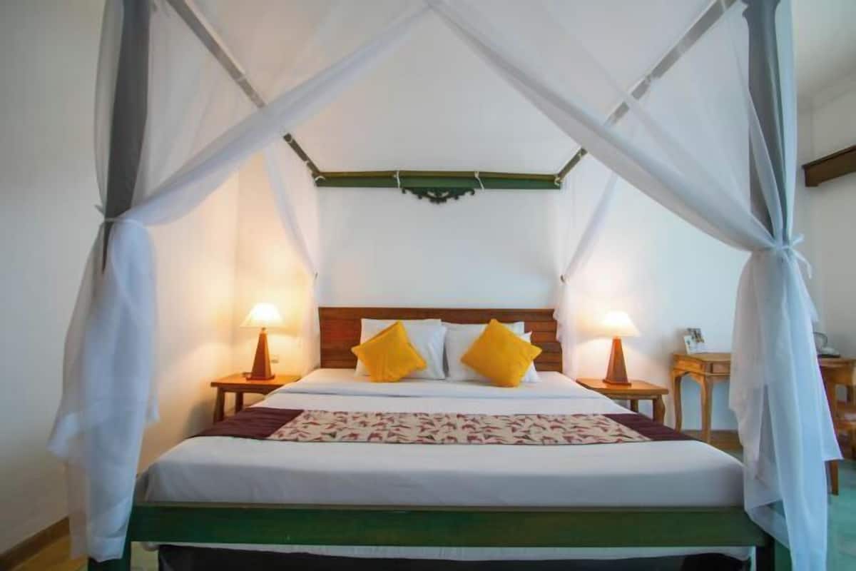 Desk, free WiFi, bed sheets
