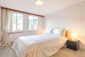 2 bedrooms, desk, iron/ironing board, WiFi