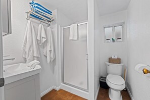 Shower, hair dryer, towels - 20% Off June 4-7 Perfect For Families, Private Spa (Oxnard)