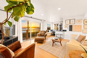 Smart TV - 20% Off June 4-7 Perfect For Families, Private Spa (Oxnard)