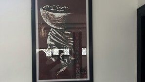 Ein gerahmtes Kunstwerk an der Wand.