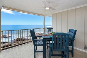 Outdoor dining - Ocean Front! Stunning Remodel in 2024! 102 Kona Riviera (Kailua Kona)
