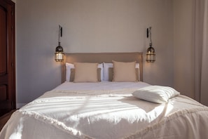5 bedrooms, desk, iron/ironing board, WiFi