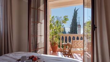 5 slaapkamers, een bureau, een strijkplank/strijkijzer, wifi