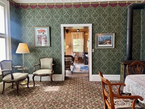 Deluxe Suite, Patio, River View | Makan dalam bilik