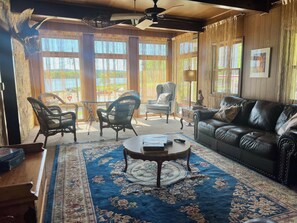Deluxe-Suite, Terrasse, Flussblick | Wohnbereich