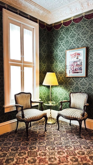 Deluxe-Suite, Terrasse, Flussblick | Wohnbereich