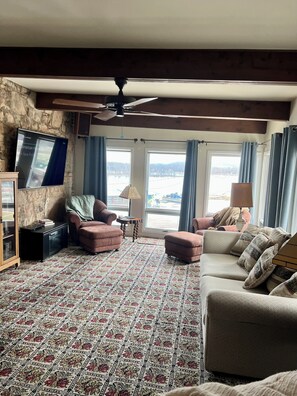 Suite Deluxe, patio, vista al río | Área de sala de estar