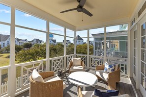 Terrace/patio - Posh Pelican in Pine Knoll Shores, NC (Atlantic Beach)