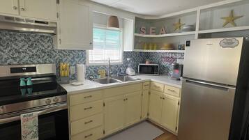 Køleskab, mikrobølgeovn, ovn, kogeplade