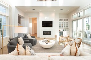 TV connectée, cheminée, chaîne hi-fi