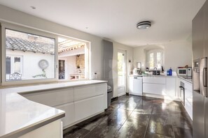 Mikrobølgeovn, ovn, kokeplater og oppvaskmaskin