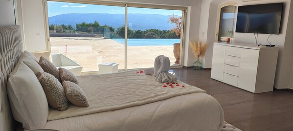 5 bedrooms, iron/ironing board, WiFi, bed sheets