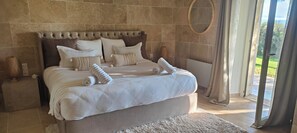 5 bedrooms, iron/ironing board, WiFi, bed sheets