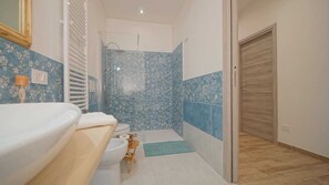Doccia, asciugacapelli, bidet, asciugamani
