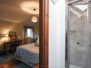 2 bedrooms, free WiFi, bed sheets - A really lovely warm, cosy and comfortable home from home. (Bishops Castle)