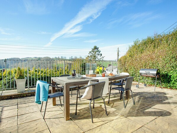 Outdoor dining - 3 bedroom accommodation in Bishops Tawton, near Barnstaple (Bishops Tawton, near Barnstaple)