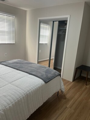 1 bedroom, iron/ironing board, WiFi, bed sheets - Charming 1-bedroom house in superb Woodbridge with AC, WiFi and free parking  (Woodbridge)