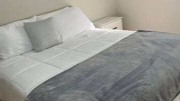 1 habitación, tabla de planchar con plancha, wifi y ropa de cama